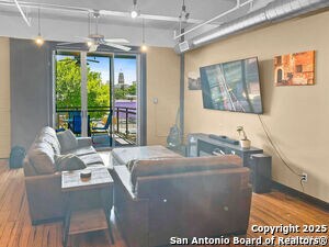 Building Photo - 831 S Flores St