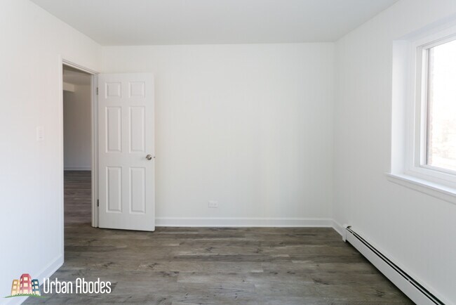 Building Photo - 6211 N Kenmore Ave