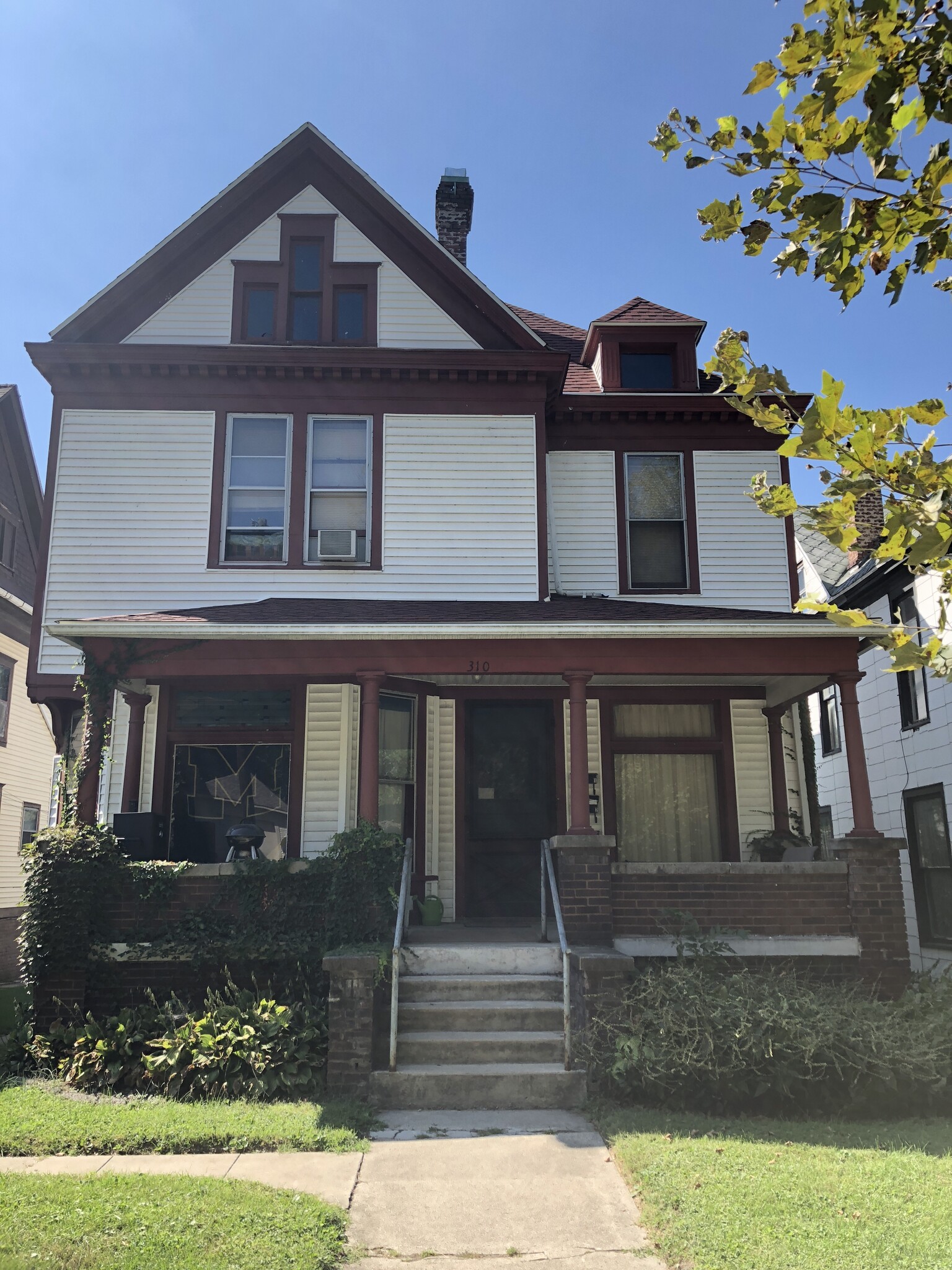 Building Photo - 310 S 6th St