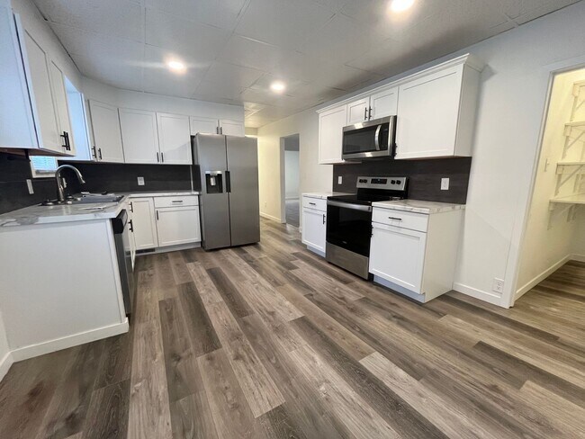 Building Photo - 4 Bed/1.5 Bath Rental Home in Central Sioux Falls!