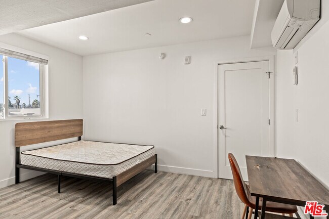 Building Photo - 1147 W 37th St