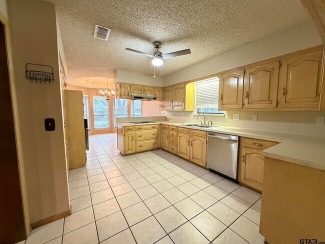 Building Photo - 2304 Deanna Ave