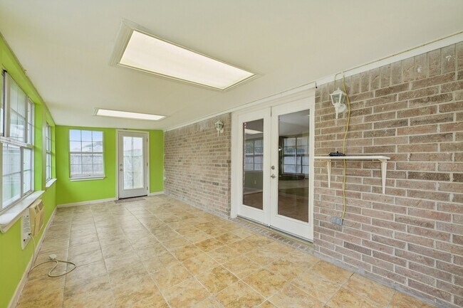 Building Photo - 15114 Magnoliabough Pl