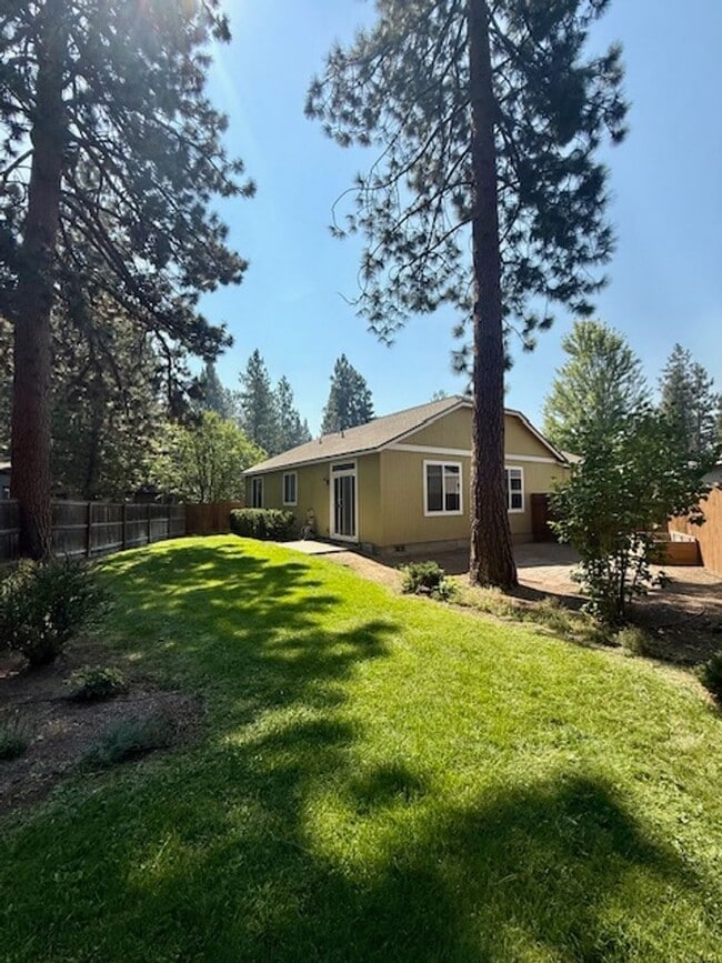 Building Photo - Charming Craftsman Home in SW Bend!