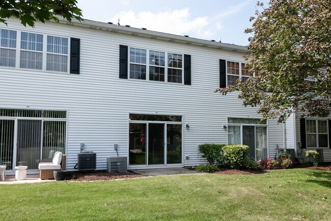 Building Photo - 806 Woodewind Dr