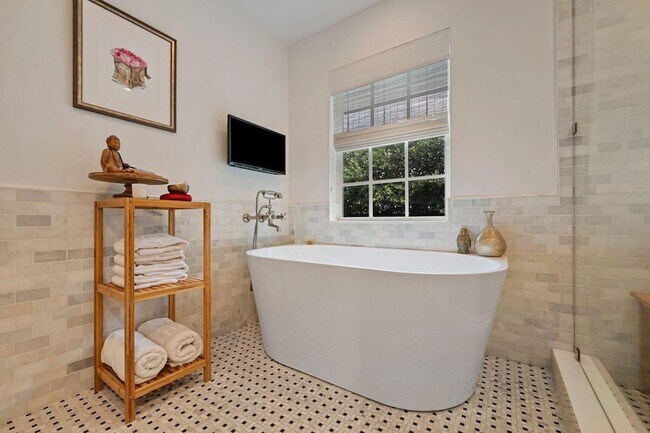 Building Photo - 302 NW 16th St