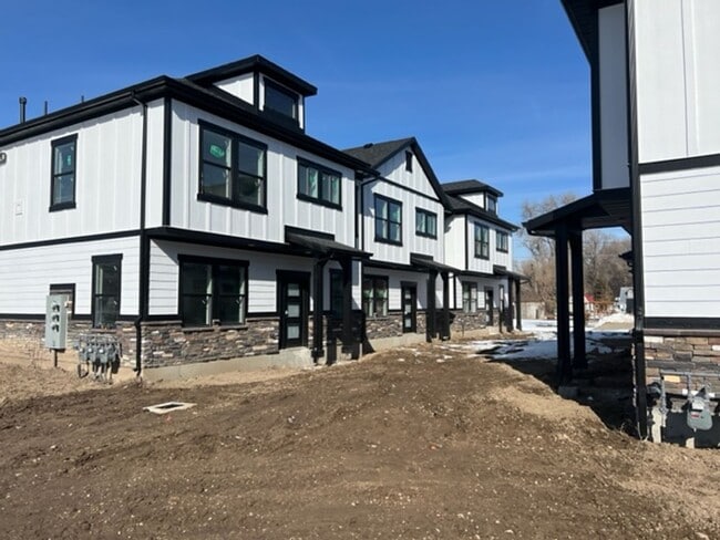 Building Photo - Beautiful 2023 New construction end unit w...