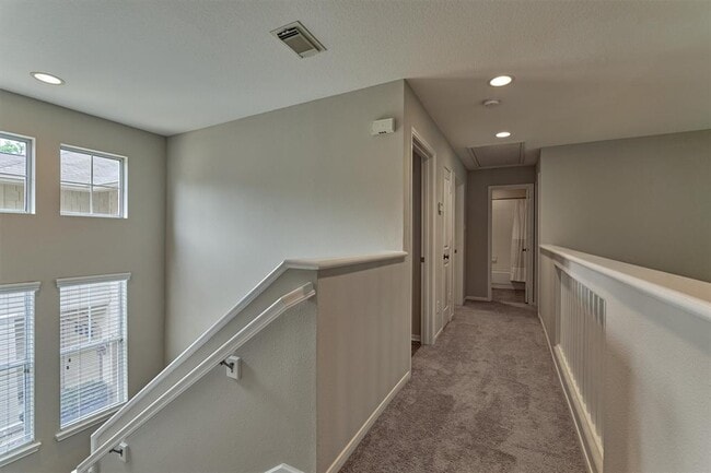 Building Photo - 83 Woodlily Pl