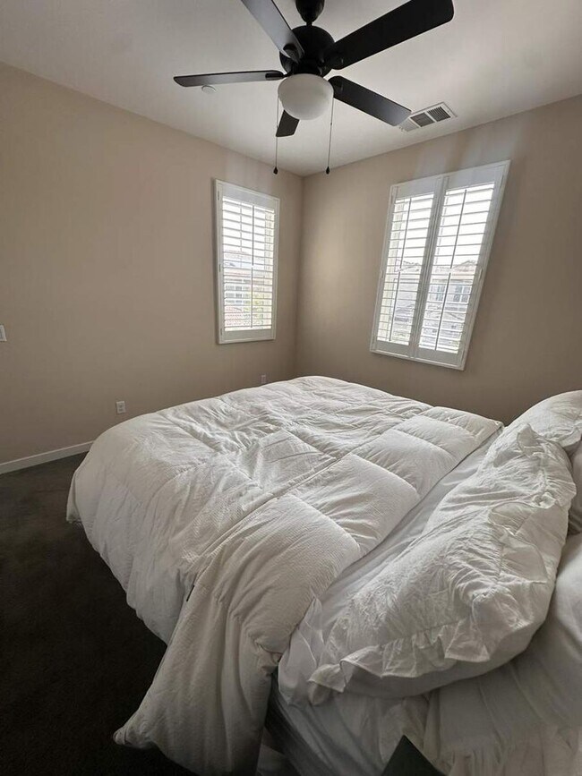 Building Photo - Stylish 4BR/3BA Home in Rosetta Canyon wit...