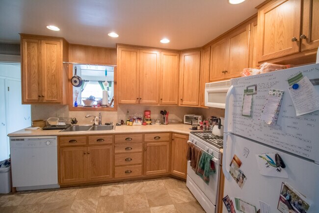 Building Photo - 453 S 9th St