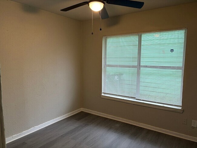 Building Photo - 5322 Pershing St