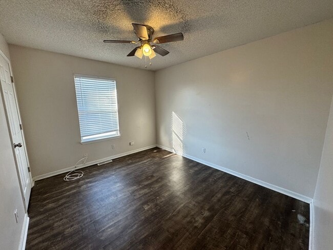 Building Photo - short term lease available