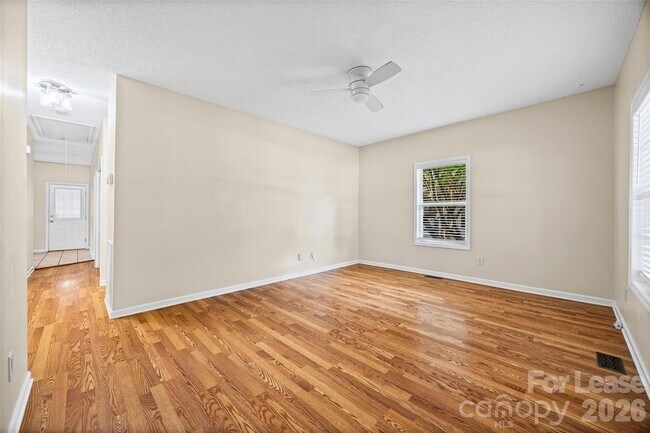 Building Photo - 215 6th St