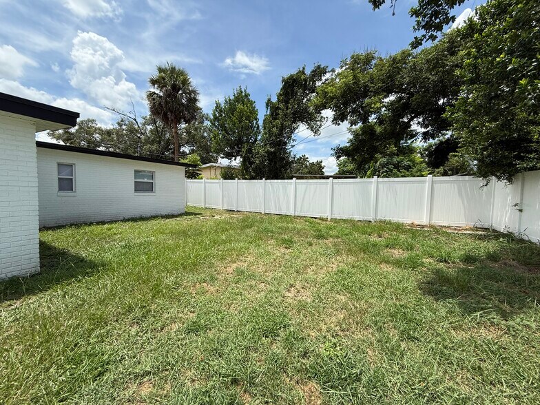 Building Photo - 6003 W Harwood Ave