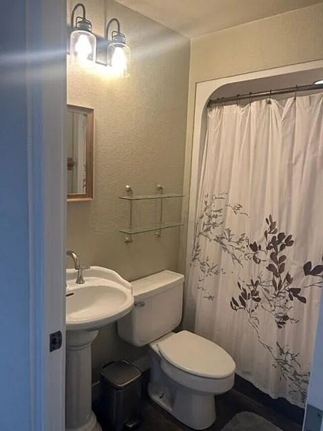 Building Photo - Beautiful country living!