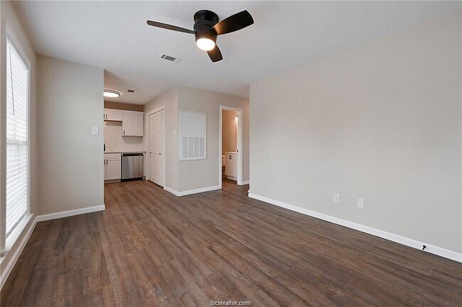 Building Photo - 403 Manuel Dr