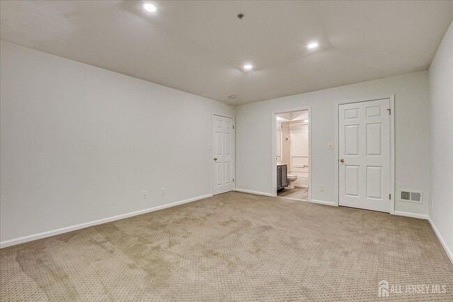 Building Photo - 936 Waterford Dr