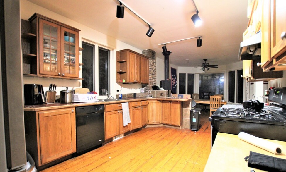 Building Photo - 53 Lawn St