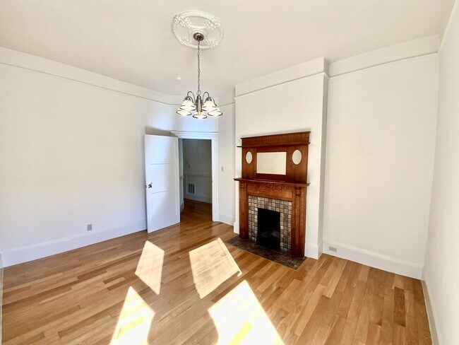 Building Photo - Full Floor Flat. PARKING! IN-UNIT LAUNDRY!...