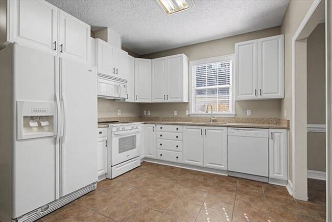 Building Photo - 2 Story Garden Killearn Home