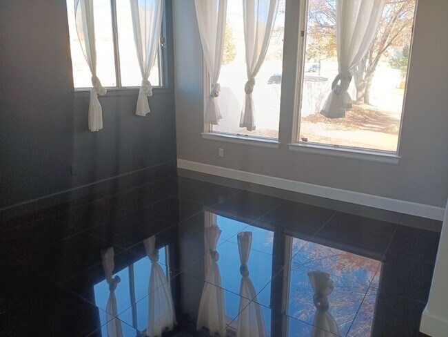 Building Photo - 3 Bedroom, 2.5 Bathroom Home! Schedule a Showing Soon!