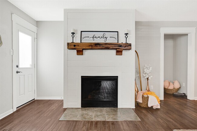 Building Photo - 9825 Hyacinth Way
