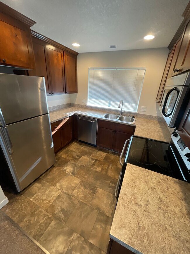 Building Photo - Dont miss out on this charming four bedroom home!