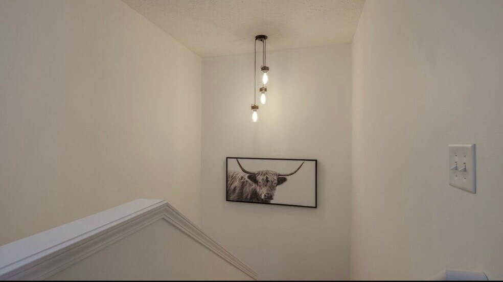 Building Photo - 8308 Oak Knoll Dr