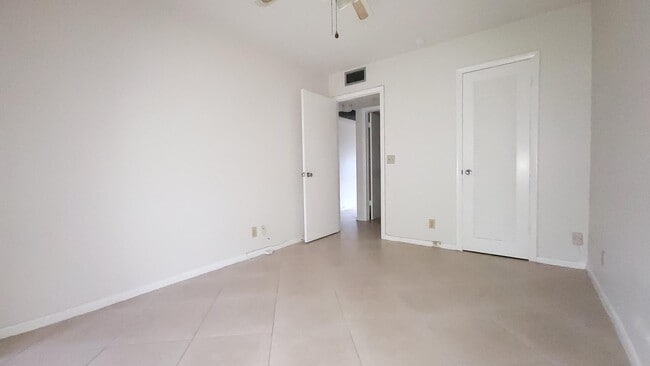 Building Photo - 165 Canterbury G