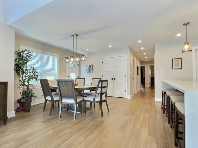 Building Photo - 5245 W Ardmore Ave