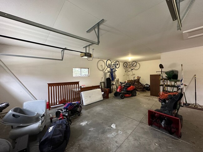 Building Photo - Huge 3BR/3BA house on Madison's West Side!