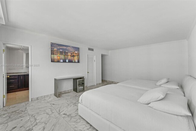Building Photo - 5640 Collins Ave