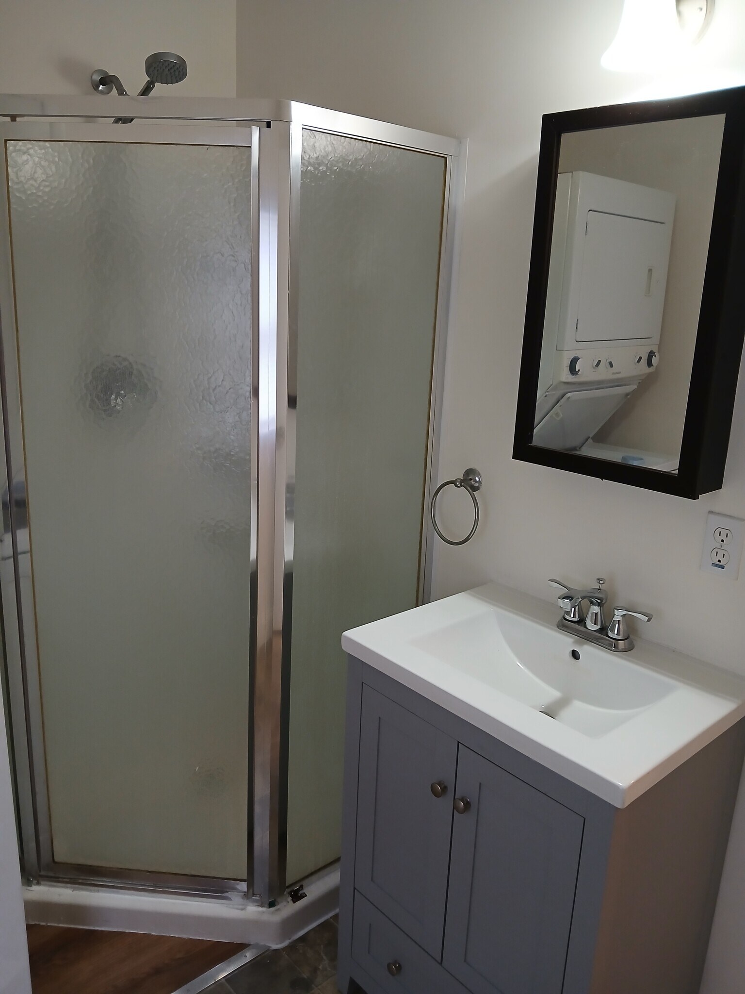 bathroom has stackable washer/dryer - 20 Water St