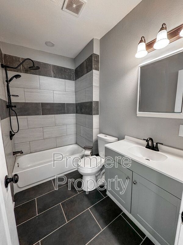 Building Photo - 627 Tenny Ave