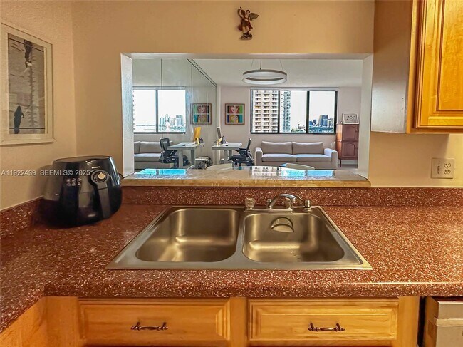 Building Photo - 540 Brickell Key Dr