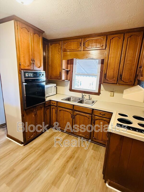 Building Photo - 601 E Brown St