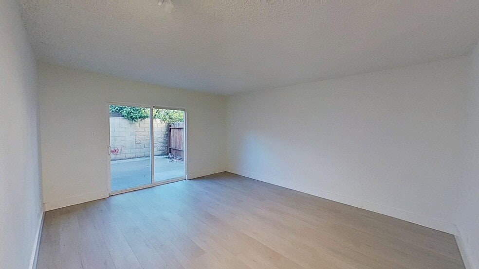 Interior Photo - 437-443 W Valencia Dr