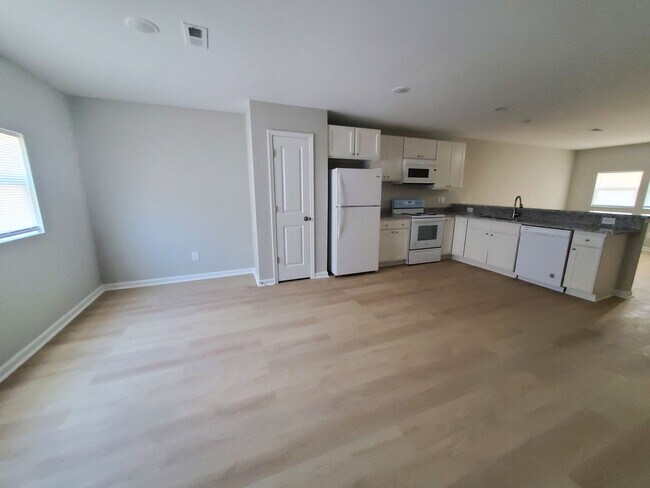 Building Photo - NEW TOWNHOME BUIKT MARCH 2023!