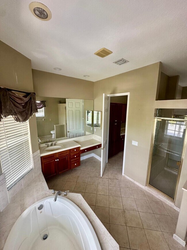 Building Photo - 2261 Ridgewood Cir