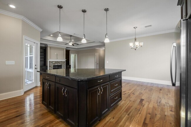 Building Photo - 2561 Lantana Ln