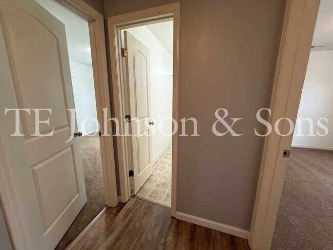 Building Photo - Modern Comfort with Vaulted Ceilings & Garage in Winston-Salem