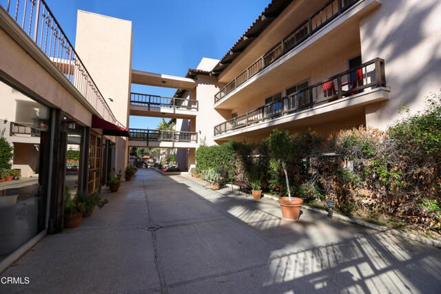 Building Photo - 1127 E Del Mar Blvd