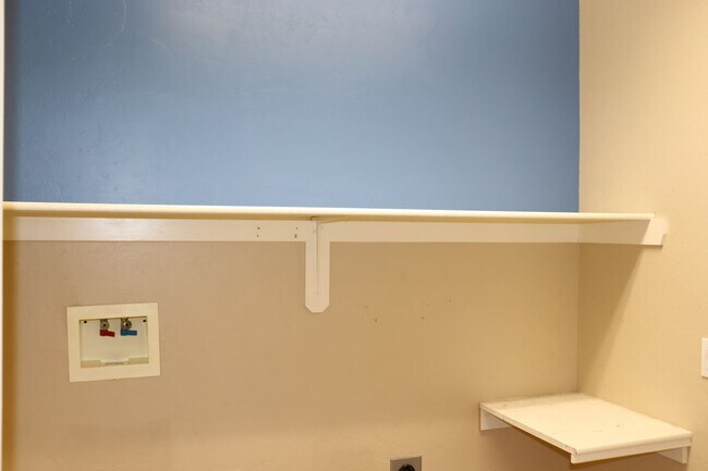 Building Photo - 4943 W Rosebay Dr