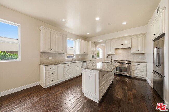 Building Photo - 320 S Swall Dr