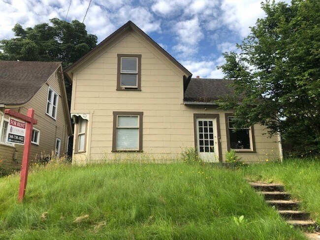 Building Photo - Single Family home located in the York Neighborhood