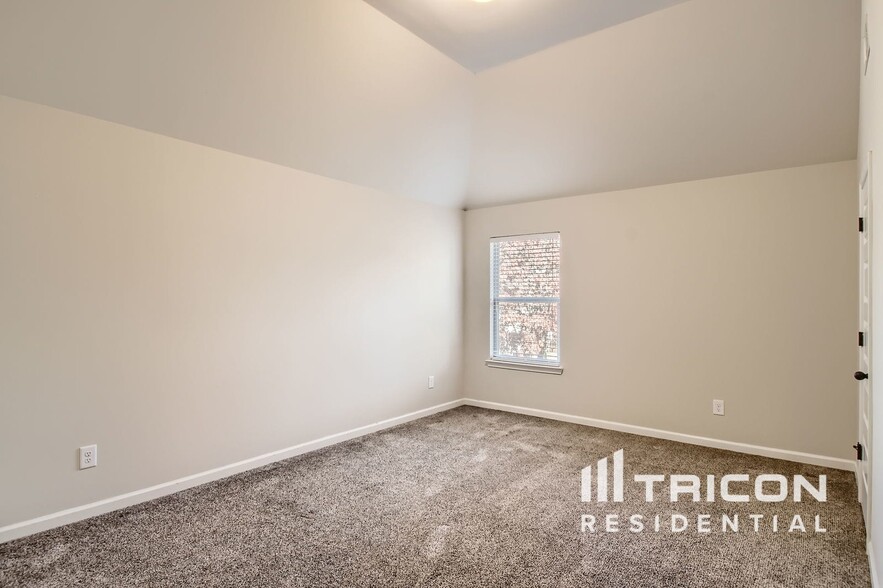 Building Photo - 577 Camano Way