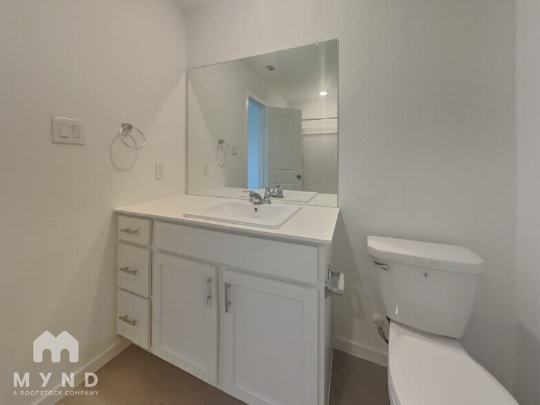 Building Photo - 10607 Aqueduct Crk