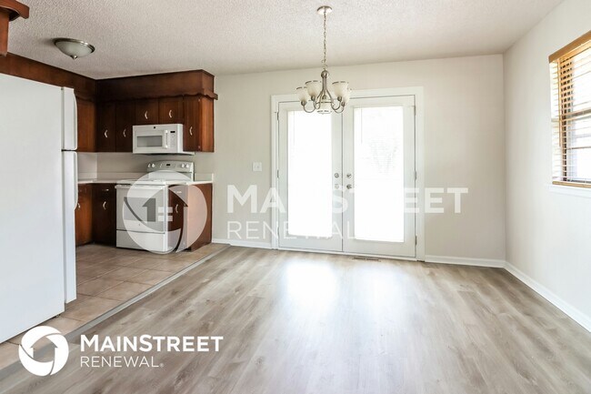 Building Photo - 404 SW Redwood Dr