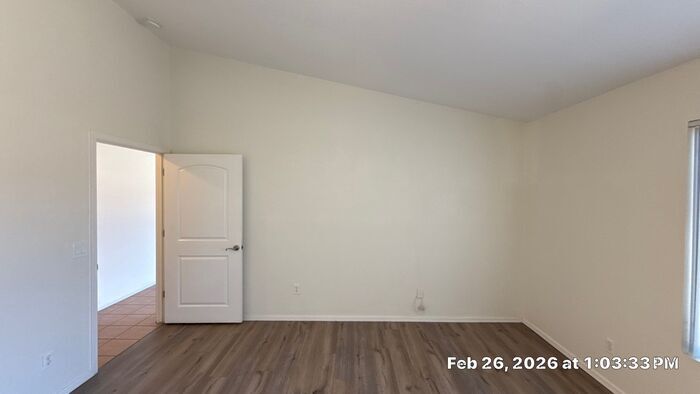 Building Photo - 1910 E Vineyard Rd