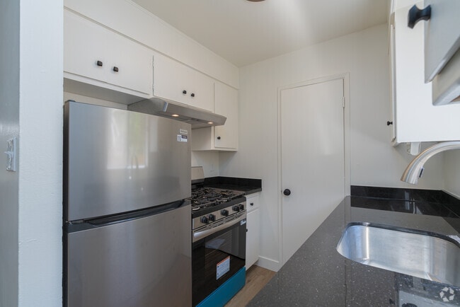 2BR, 1BA - 682SF - Kitchen - Shasta Pines